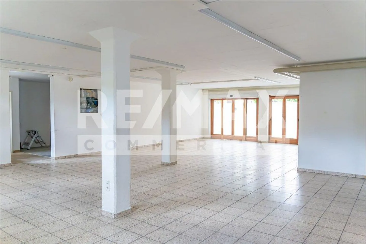 Ampio spazio commerciale nel STWE nella zona centrale di Kägiswil - Foto 7 di 13