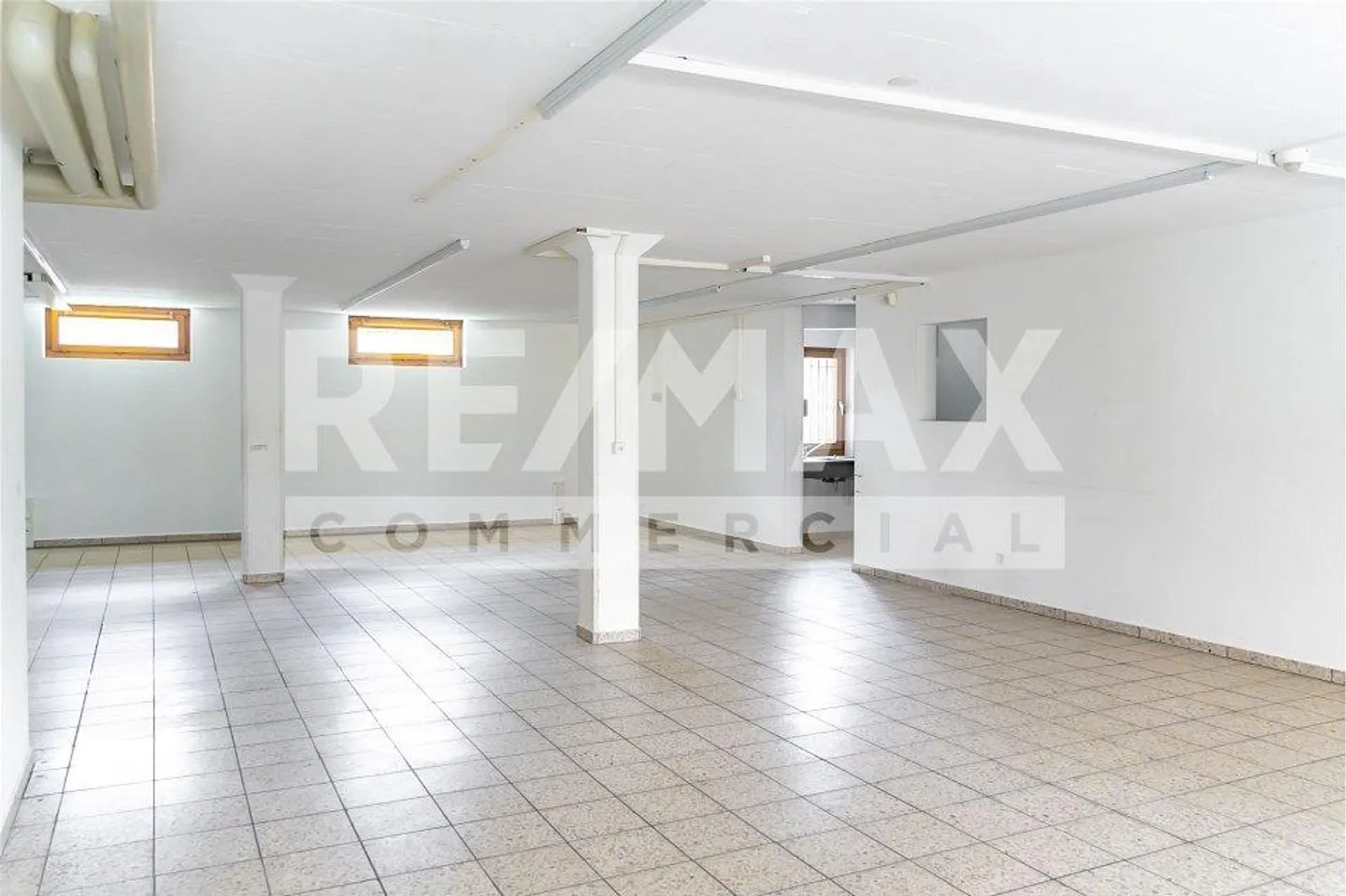 Ampio spazio commerciale nel STWE nella zona centrale di Kägiswil - Foto 10 di 13