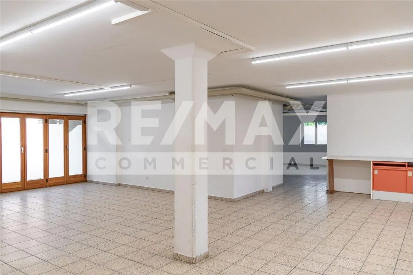 Ampio spazio commerciale nel STWE nella zona centrale di Kägiswil - Foto 11 di 13