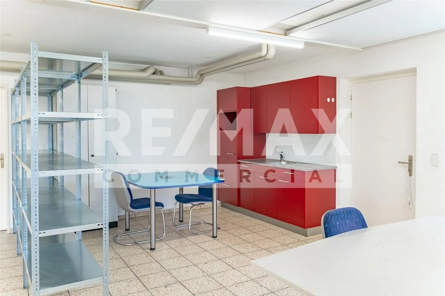 Ampio spazio commerciale nel STWE nella zona centrale di Kägiswil - Foto 13 di 13