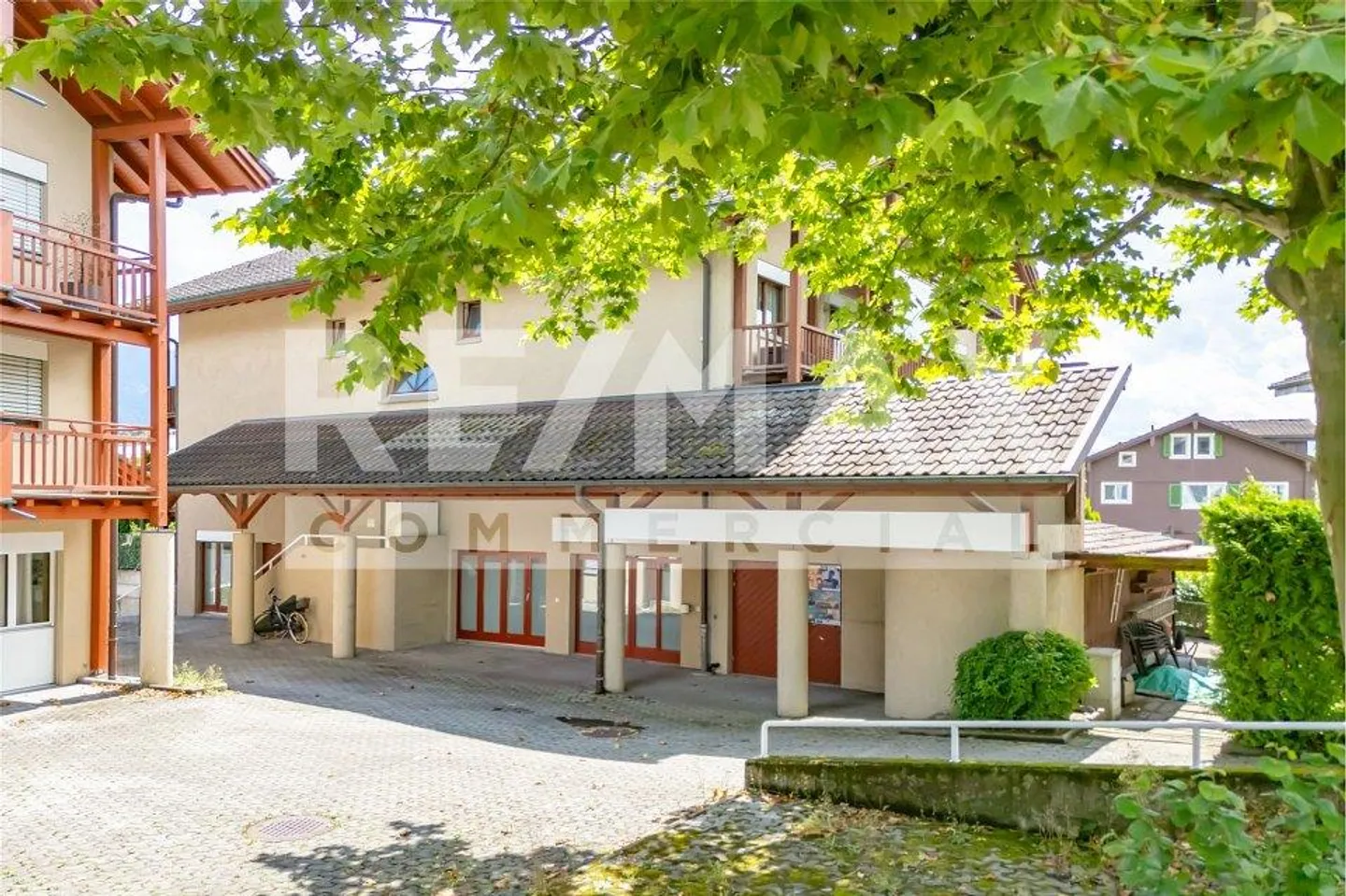 Ampio spazio commerciale nel STWE nella zona centrale di Kägiswil - Foto 2 di 13