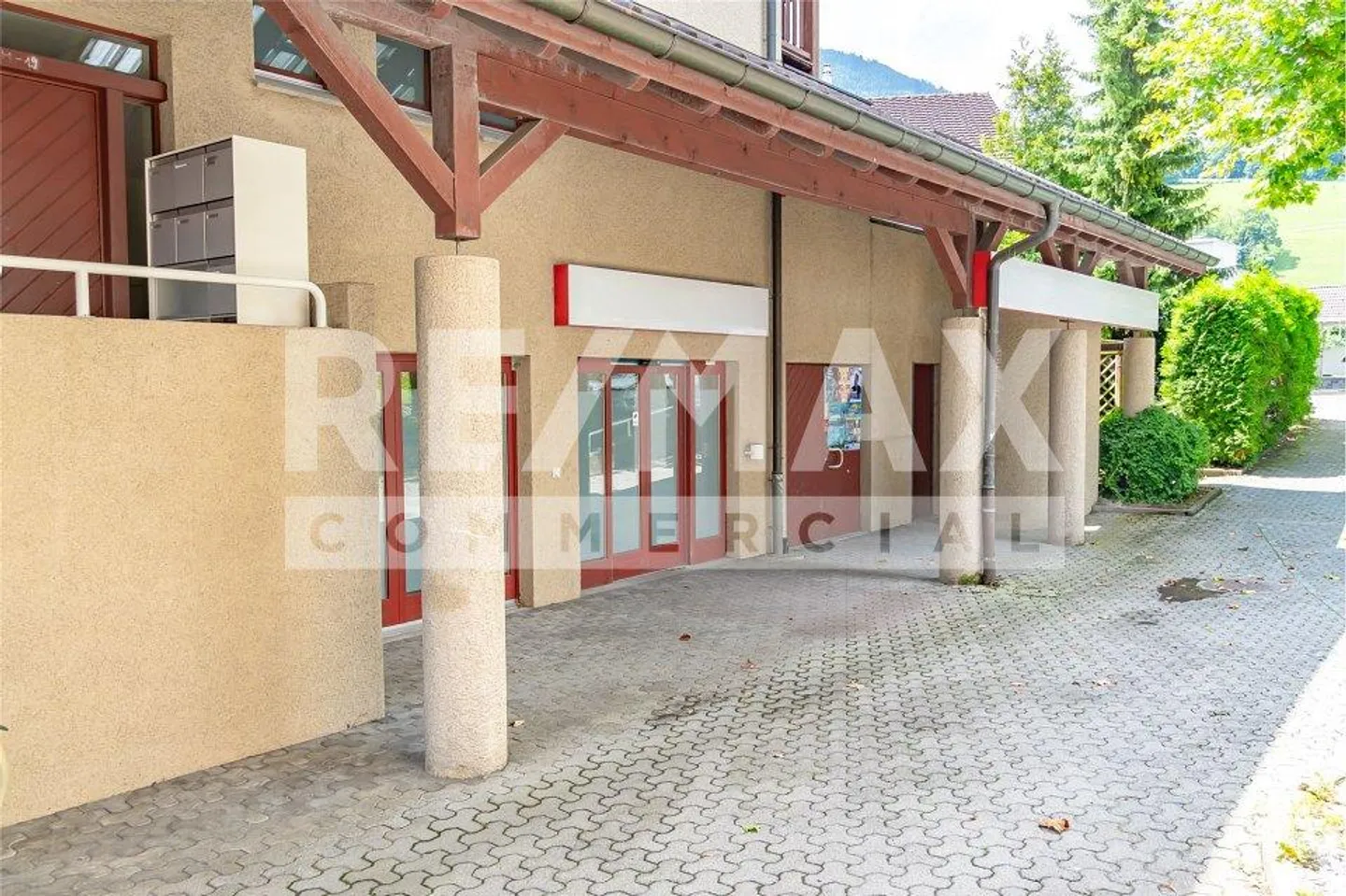 Ampio spazio commerciale nel STWE nella zona centrale di Kägiswil - Foto 3 di 13