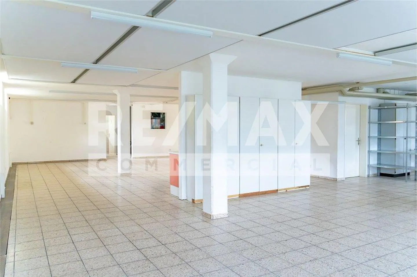 Ampio spazio commerciale nel STWE nella zona centrale di Kägiswil - Foto 5 di 13