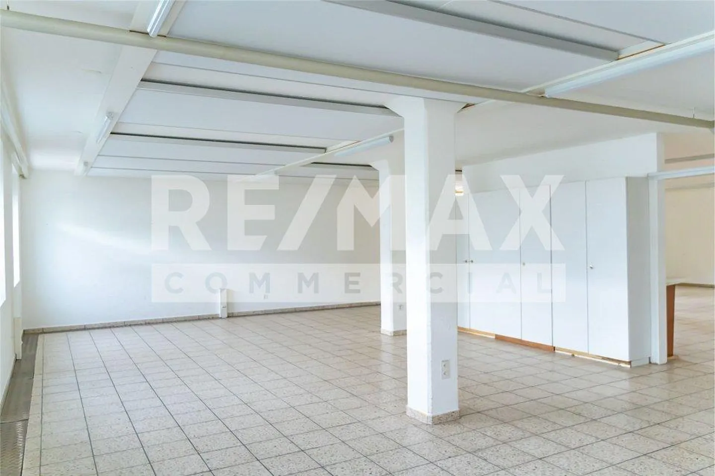 Ampio spazio commerciale nel STWE nella zona centrale di Kägiswil - Foto 6 di 13