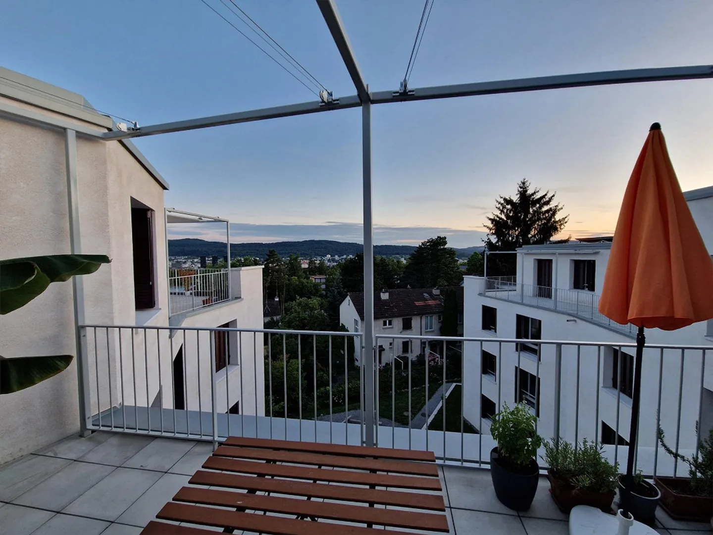 Moderno appartamento attico di 2,5 stanze a Zurigo Höngg - Foto 1 di 7