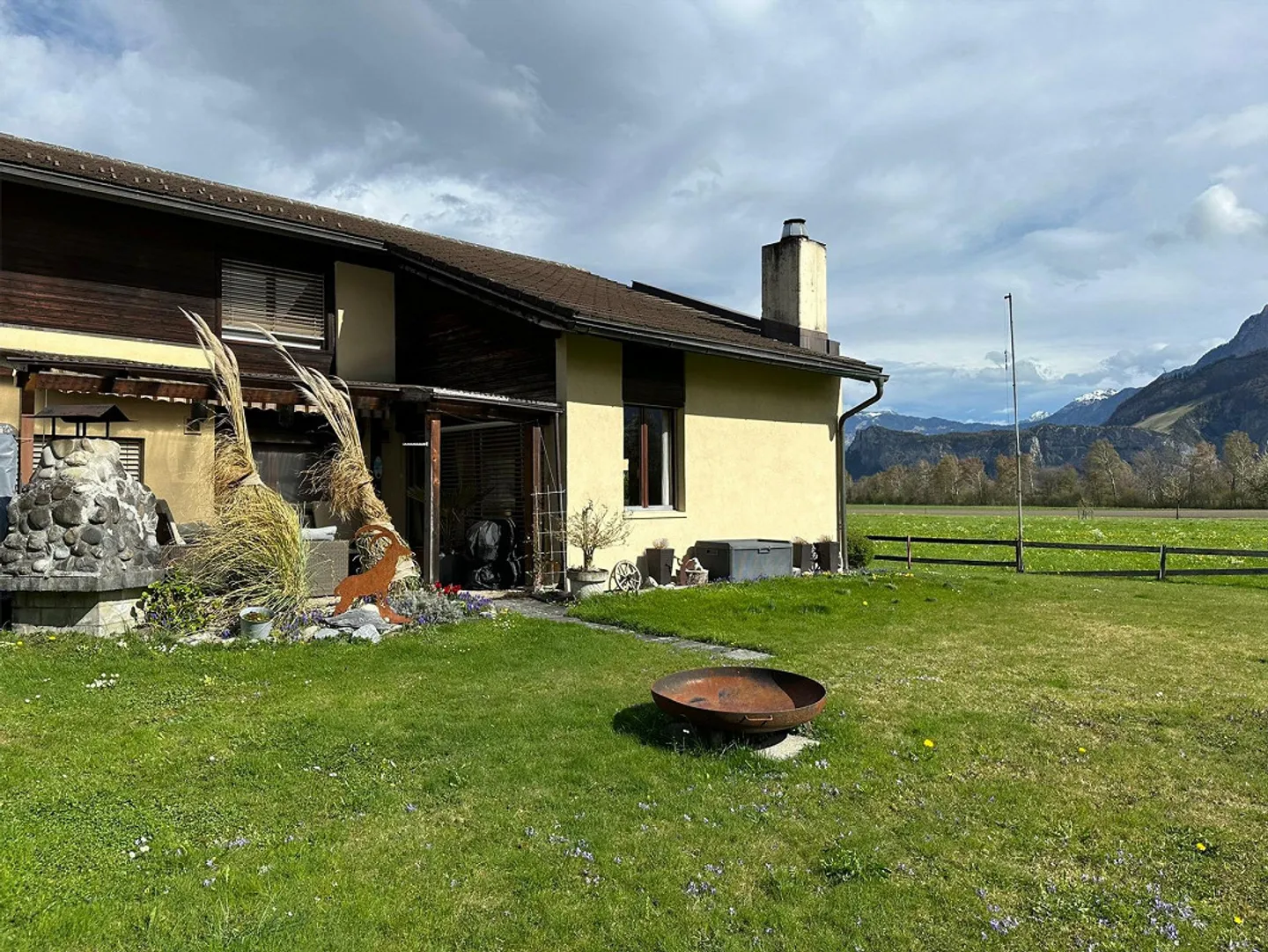 Charming 7.5-Room Single-Family House with Mountain View in Vilters - Photo 3 of 30
