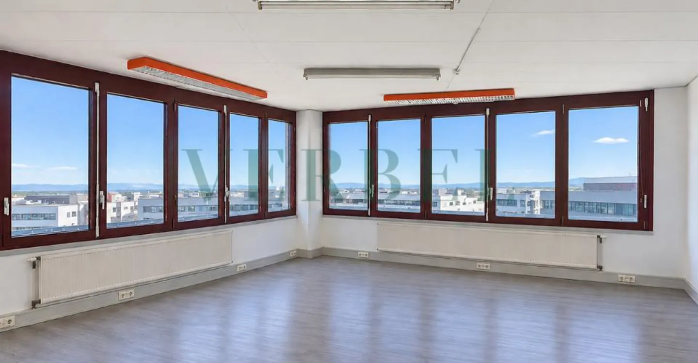 Commercial space ideally located near the center - Photo 1 of 2