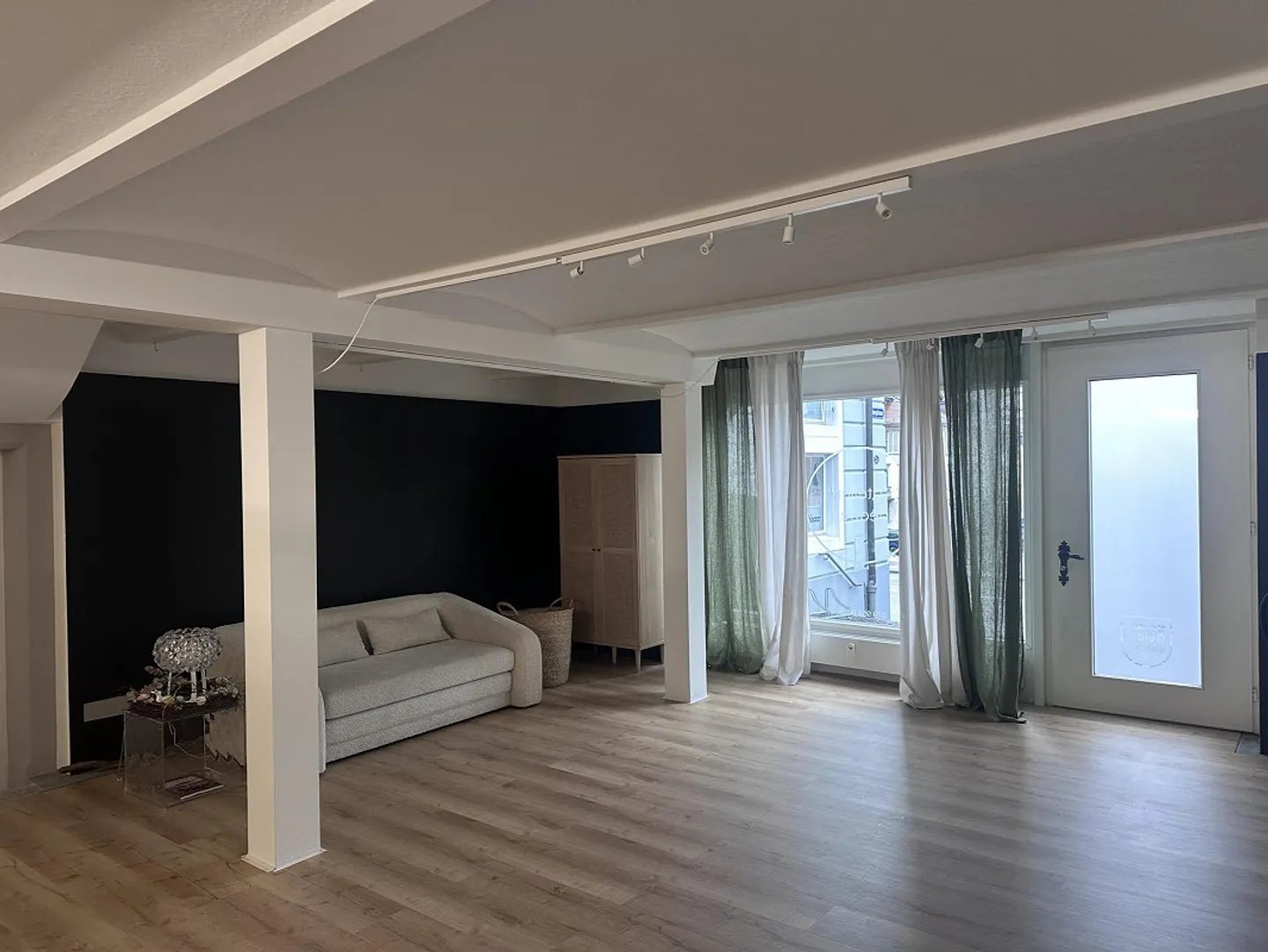 Espace commercial (56m2) dans un emplacement central avec grande vitrine - Photo 2 sur 5