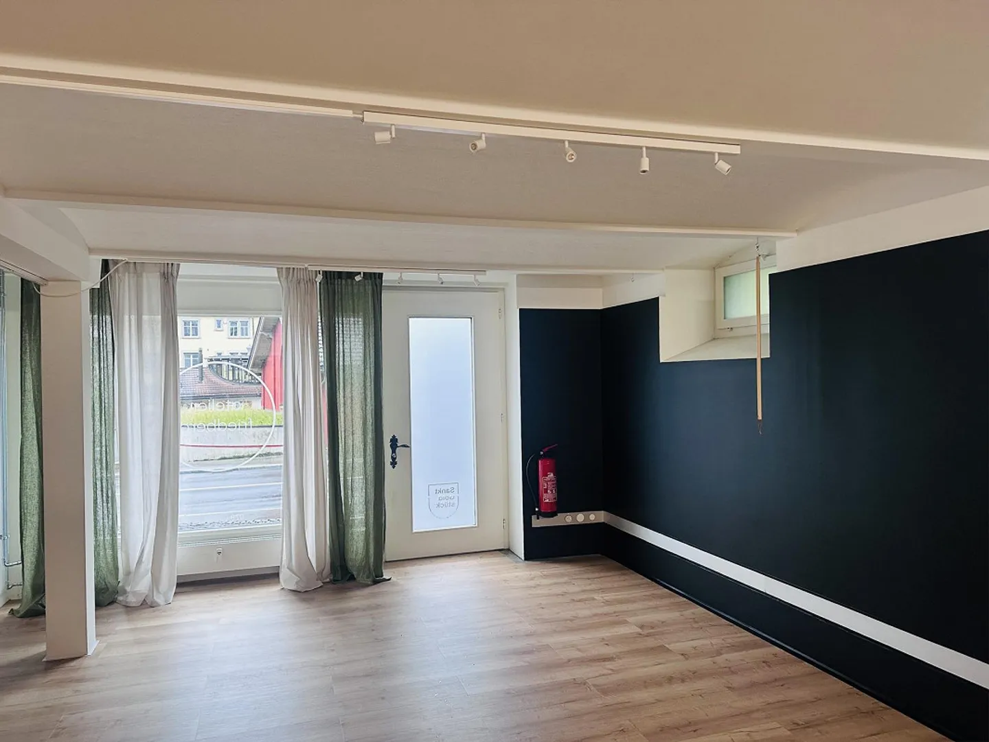 Espace commercial (56m2) dans un emplacement central avec grande vitrine - Photo 3 sur 5