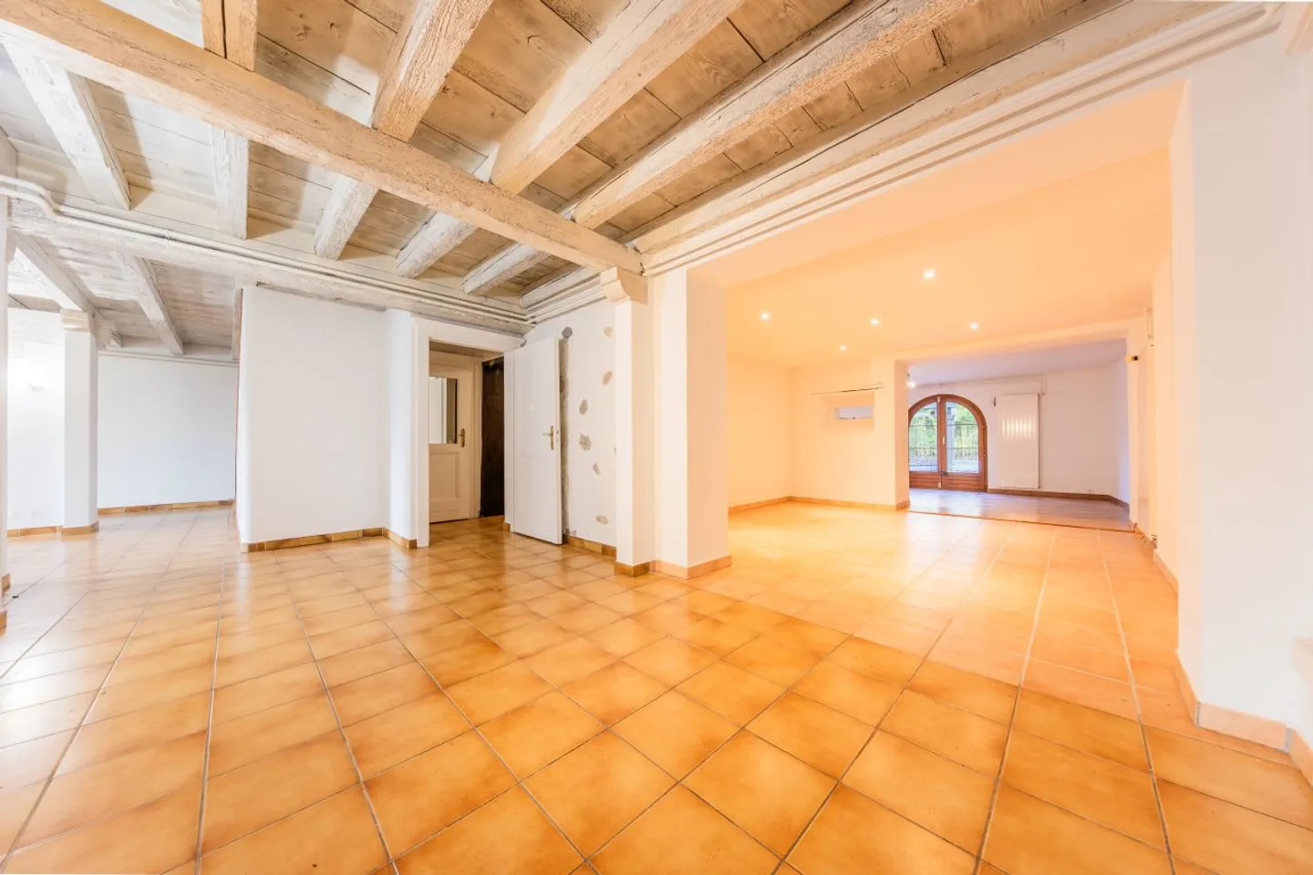 À mieten - Prachtvolles Duplex in einem 7,5-Zimmer-Dorfhause - 260 m² - Heizbare Pool - Trélex (Nyon) - Photo 2 sur 13