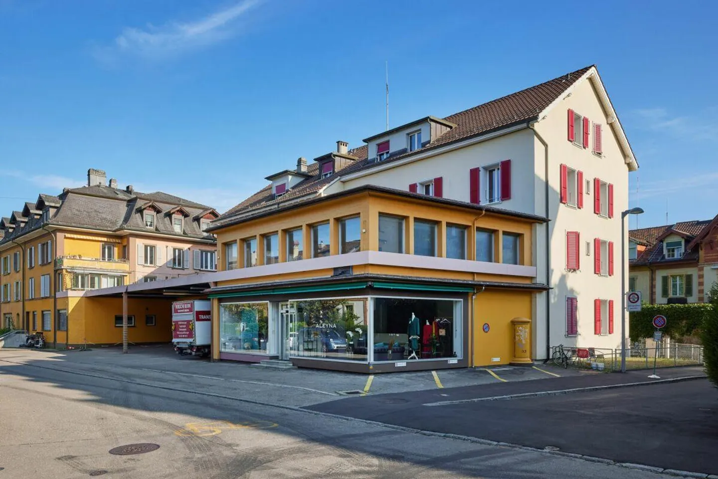 Spazio commerciale con area vendita al piano terra (500m2 di cui 90 m2 di negozio) ... - Foto 1 di 3
