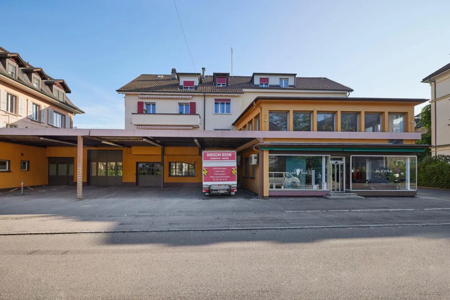 Spazio commerciale con area vendita al piano terra (500m2 di cui 90 m2 di negozio) ... - Foto 2 di 3