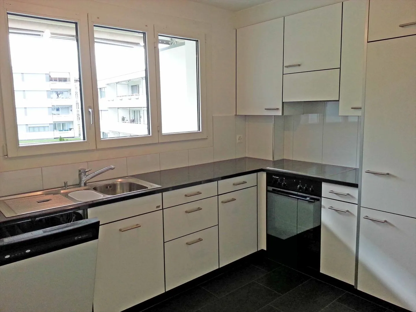 Appartement rénové dans un quartier résidentiel central - Photo 3 sur 4