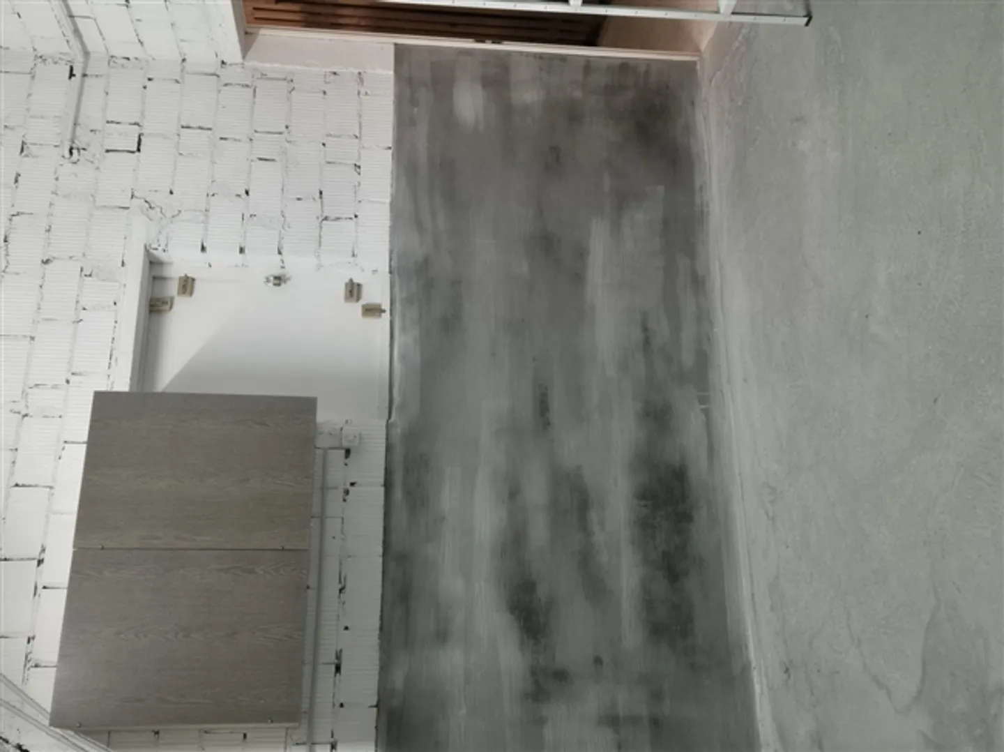 Storage room with integrated shelves - Photo 3 of 5