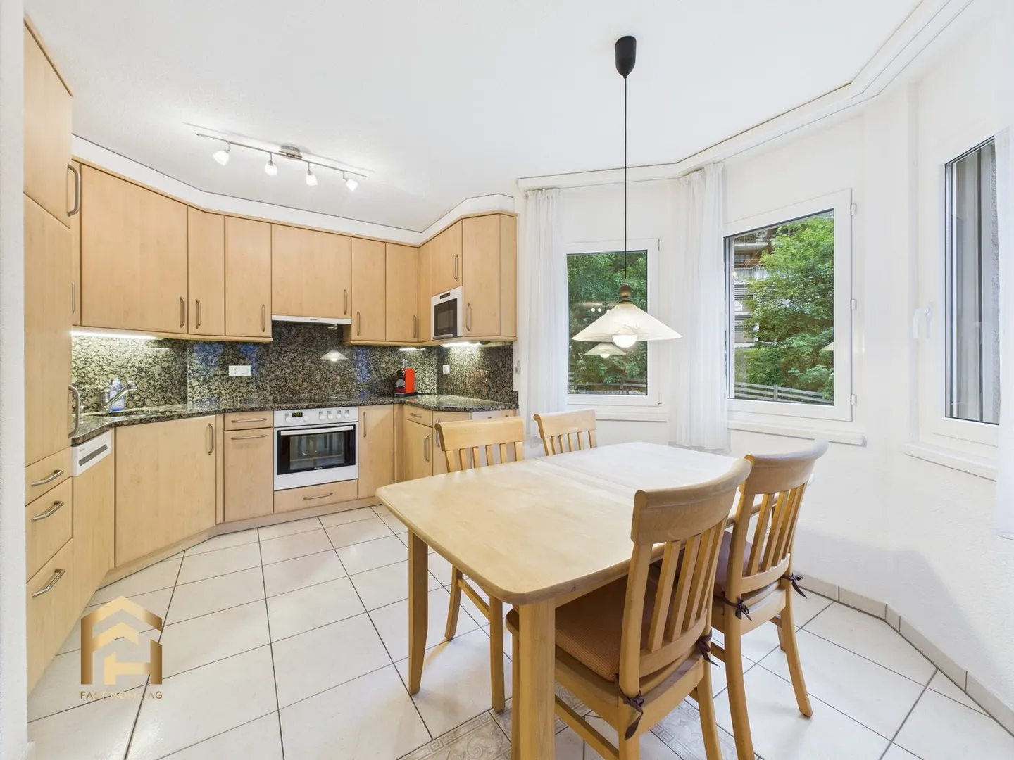 Appartamento elegante 3.5 con balcone e camino in posizione soleggiata di Leukerb - Foto 1 di 13