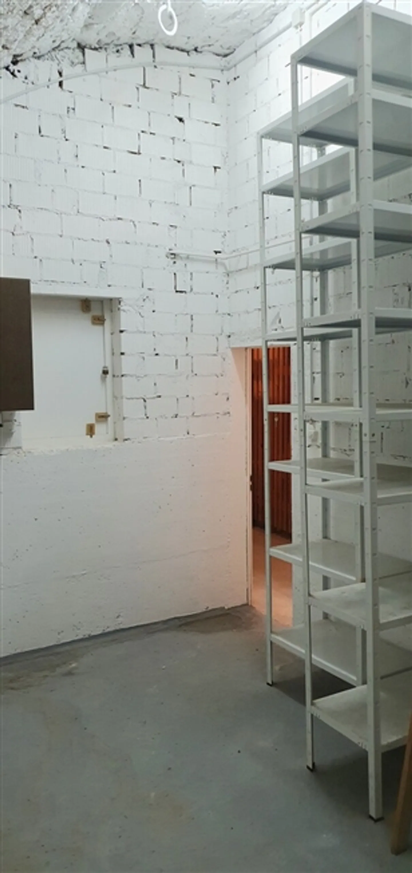 Storage room with integrated shelves - Photo 5 of 5