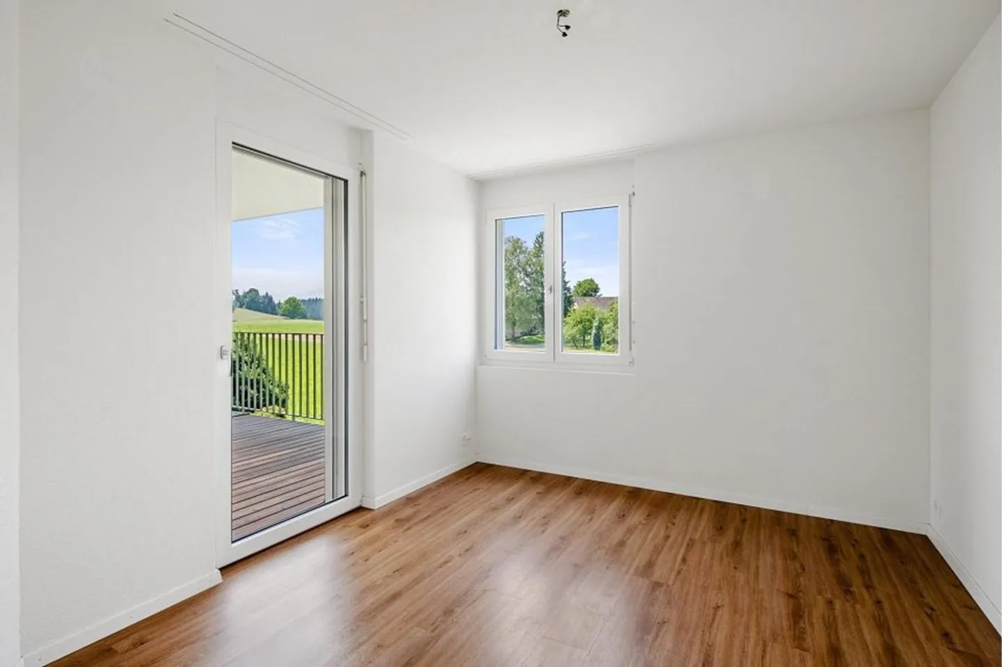 Modern Apartment with Balcony View - Photo 5 of 8
