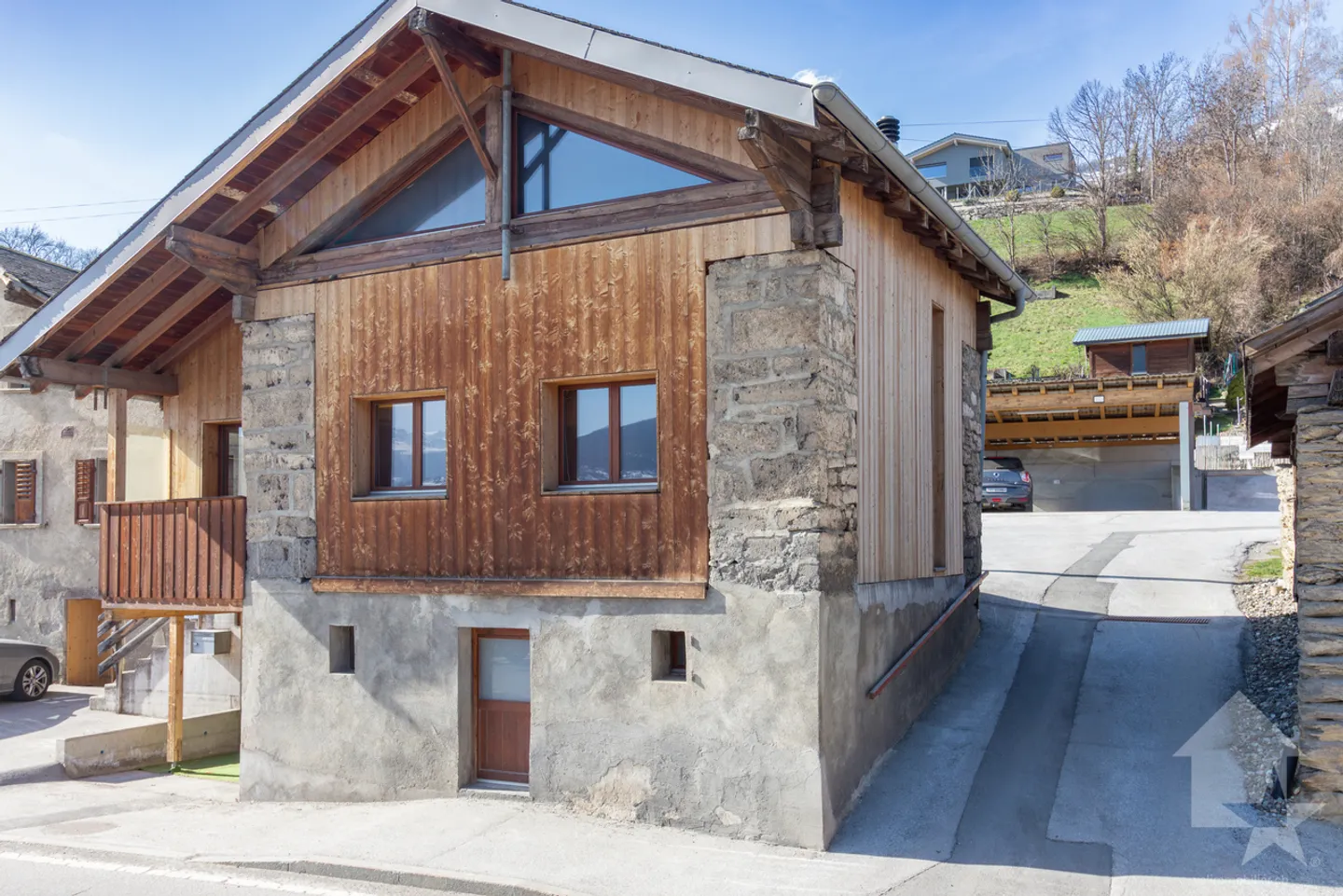 Renovierte 4,5-Zimmer-Scheune mit 107 m2 Wohnfläche und 40 m2 Garten - Foto 1 von 19