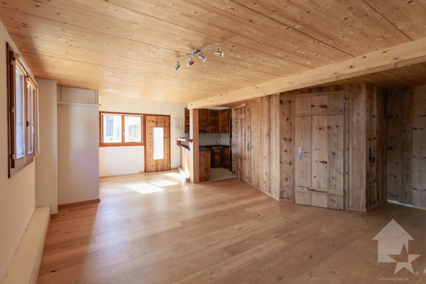 Renovierte 4,5-Zimmer-Scheune mit 107 m2 Wohnfläche und 40 m2 Garten - Foto 6 von 19