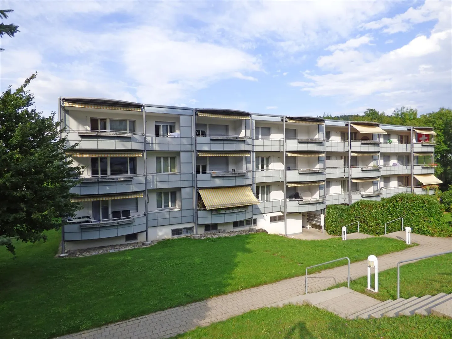 Bel appartement au rez-de-chaussée surélevé - Photo 2 sur 10