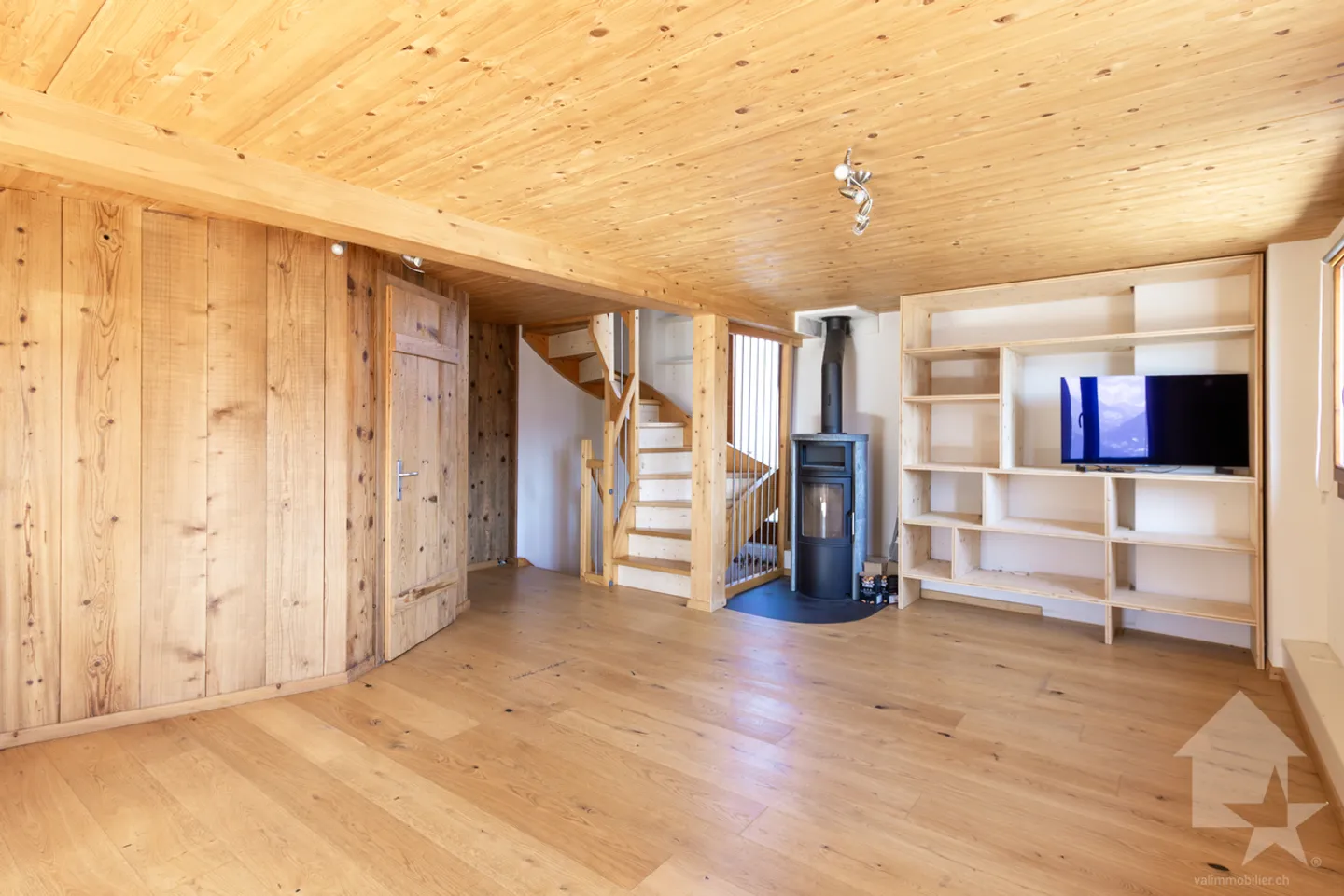 Renovierte 4,5-Zimmer-Scheune mit 107 m2 Wohnfläche und 40 m2 Garten - Foto 8 von 19