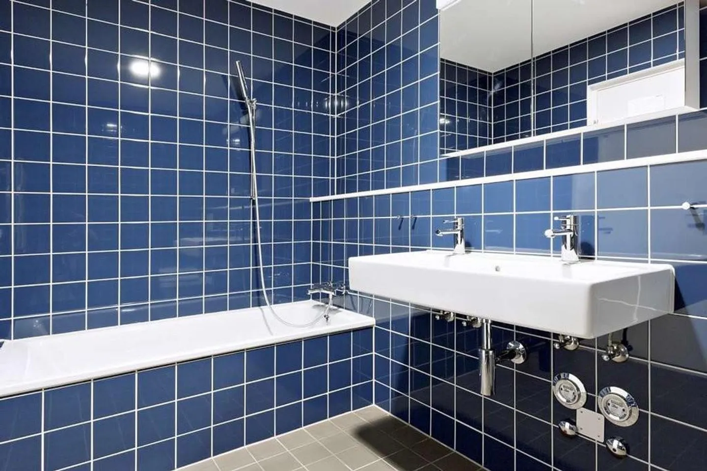 Appartamento duplex elegante con balcone nella casa Anfos - Foto 3 di 11