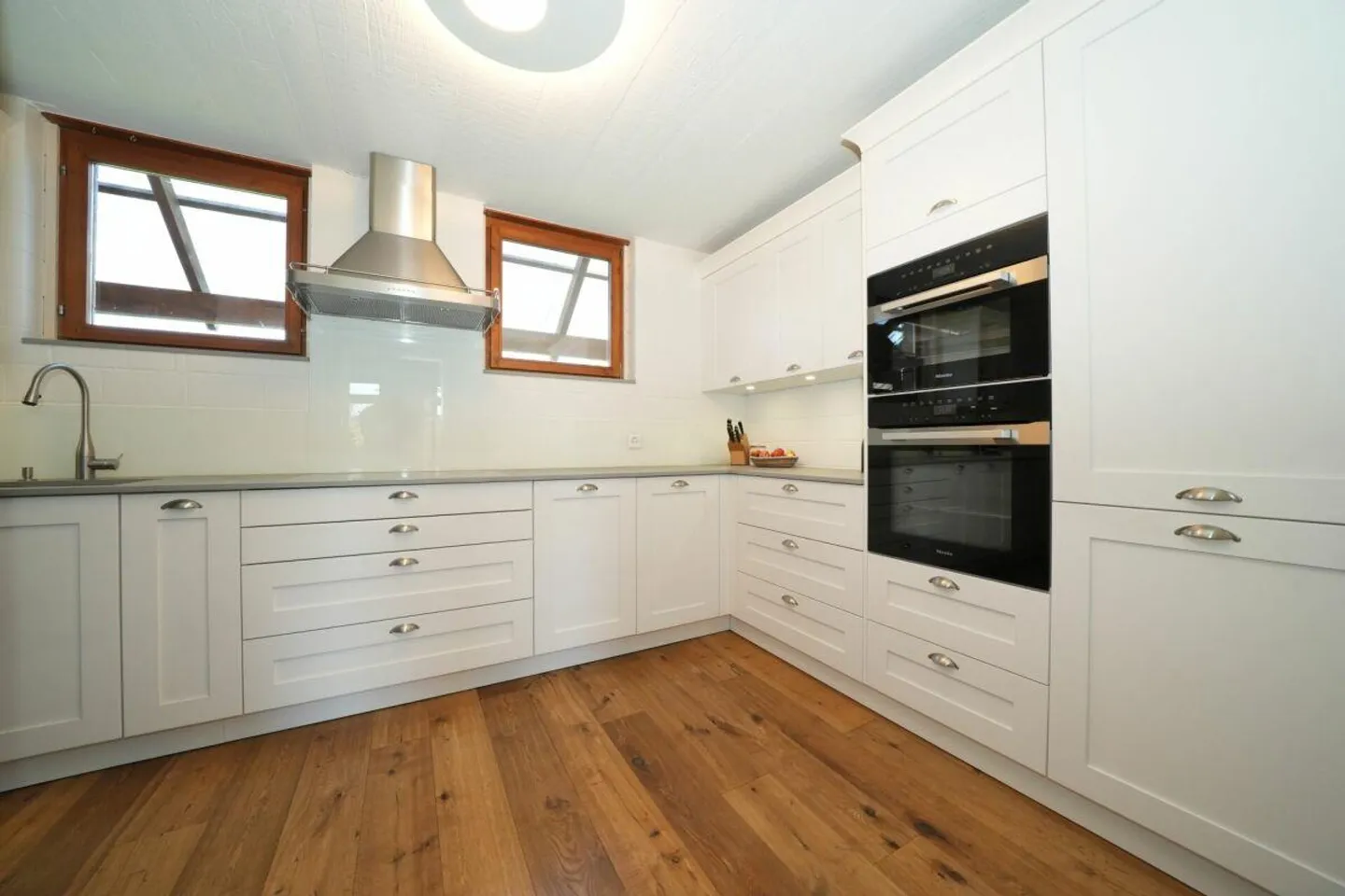 Stylishly modernized, semi-detached single-family house with sunny garden - Photo 6 of 12