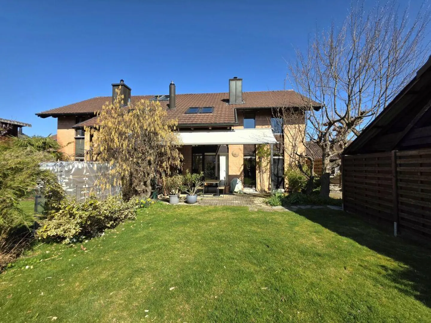 Stylishly modernized, semi-detached single-family house with sunny garden - Photo 2 of 12