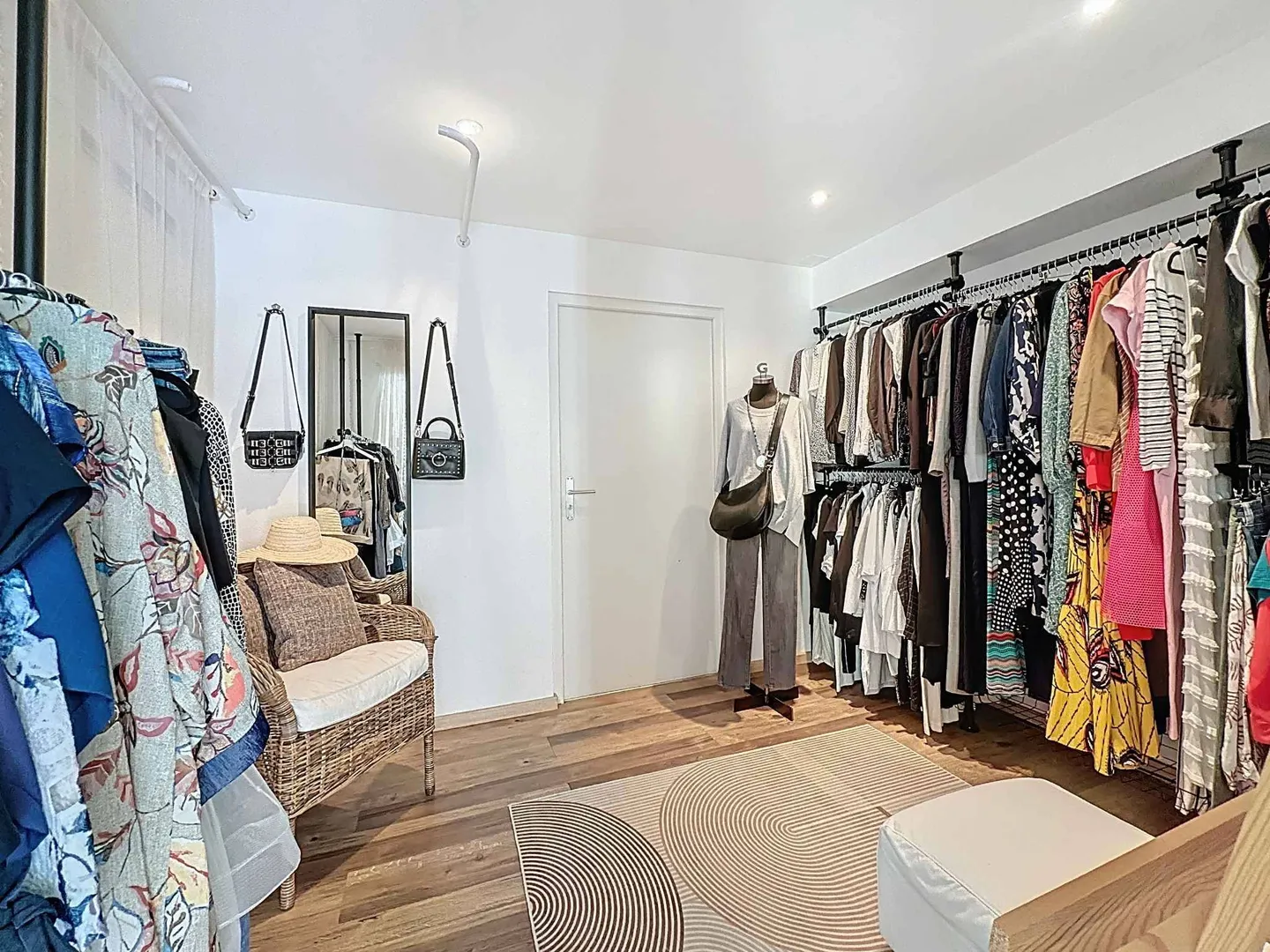 Spazio commerciale con laboratorio, ufficio e grande vetrina nel cuore del villaggio - Foto 3 di 4