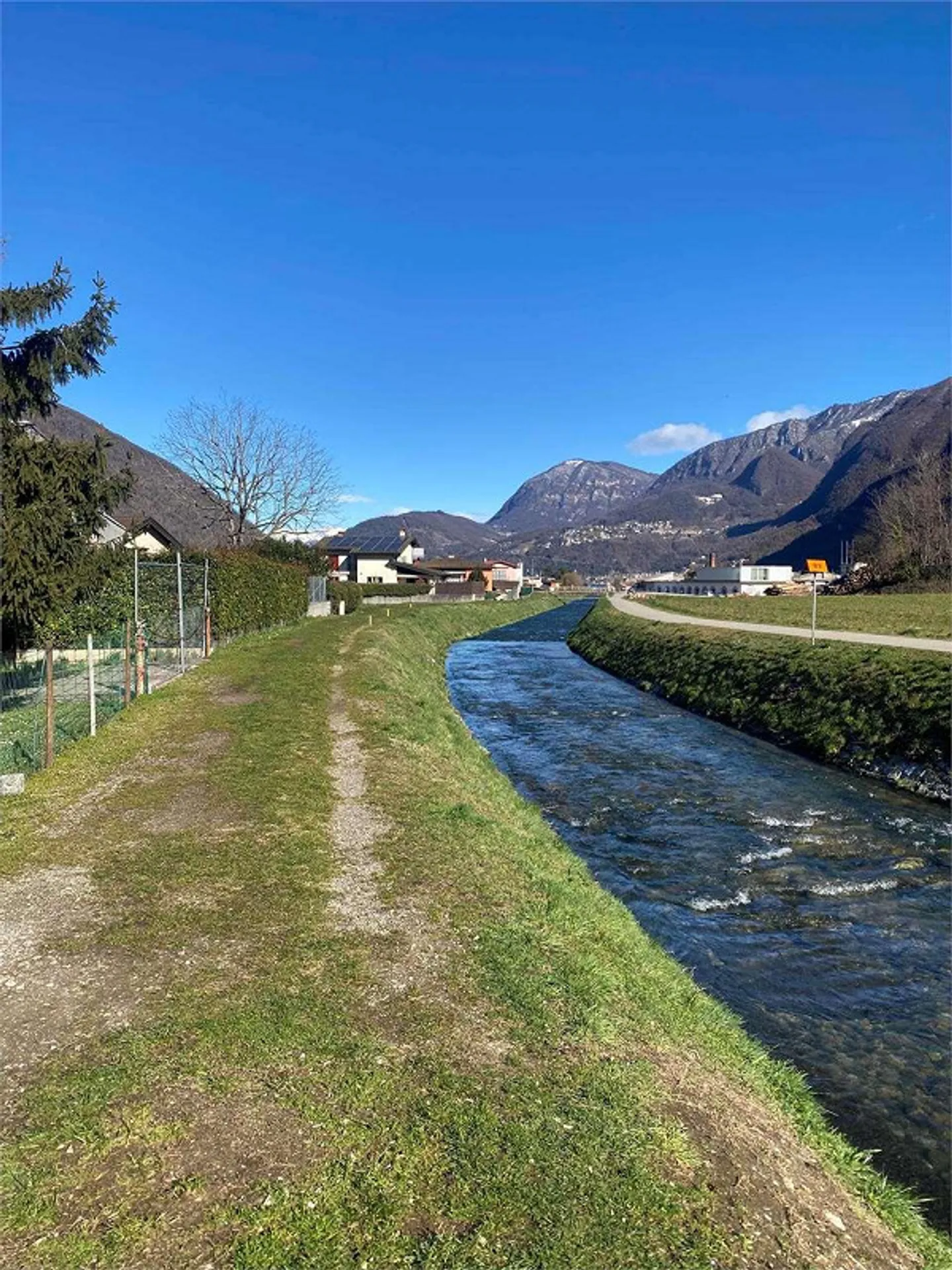 Riva San Vitale contemporary house between lake and mountains in a quiet and sunny position - Photo 2 of 13