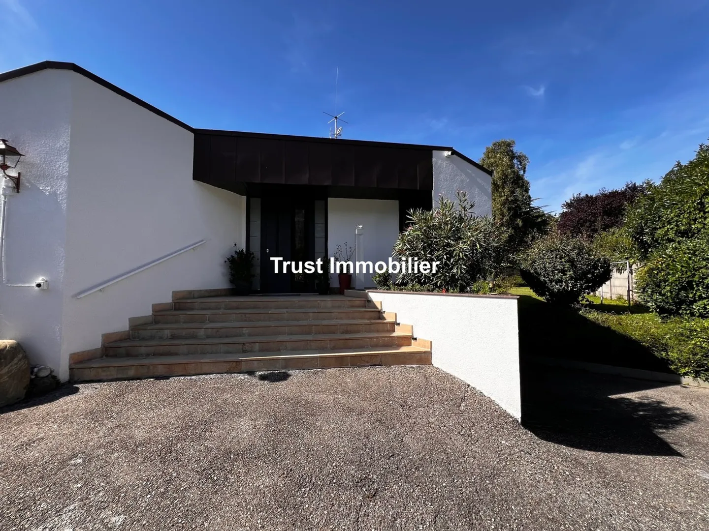 VESSY: VILLA D'ARCHITETTO RISTRUTTURATA CON VISTA SALEVE - Foto 11 di 12