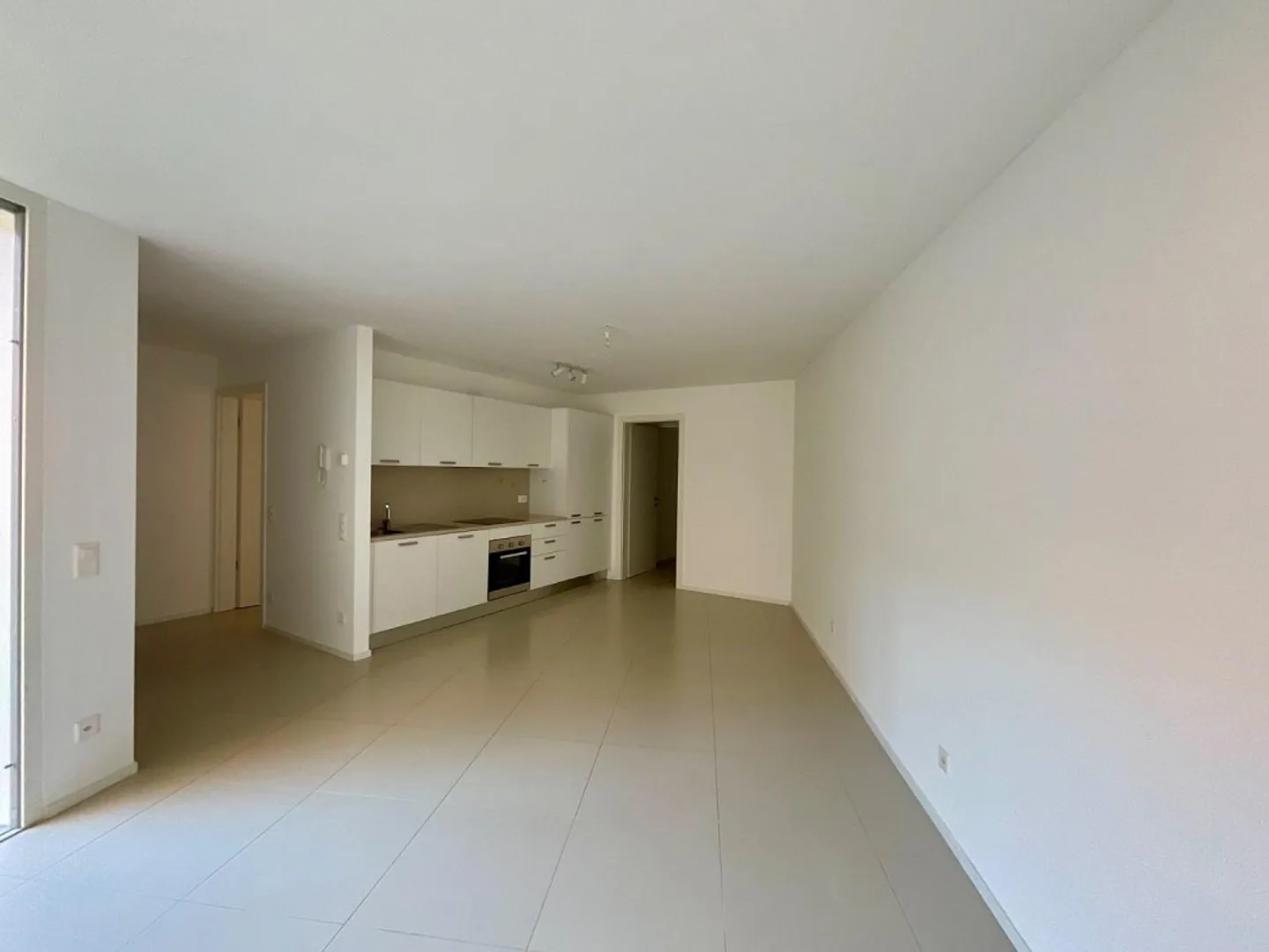 NOVAZZANO - 3.5 ROOM APARTMENT FOR RENT WITH GARDEN - Photo 4 of 9