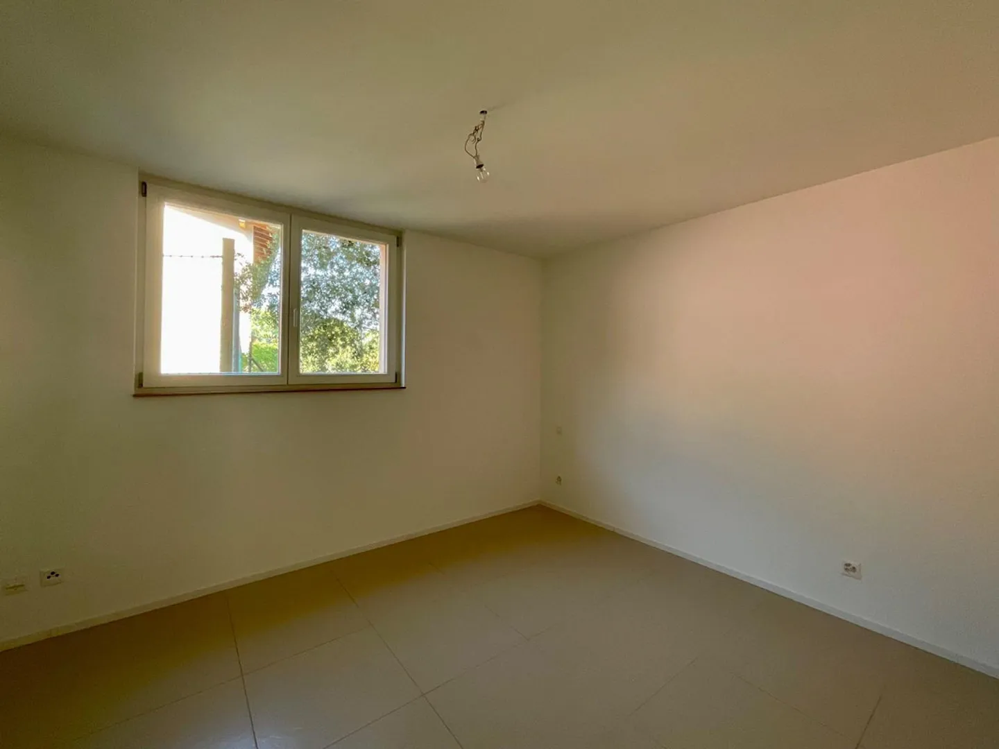 NOVAZZANO - 3.5 ROOM APARTMENT FOR RENT WITH GARDEN - Photo 7 of 9