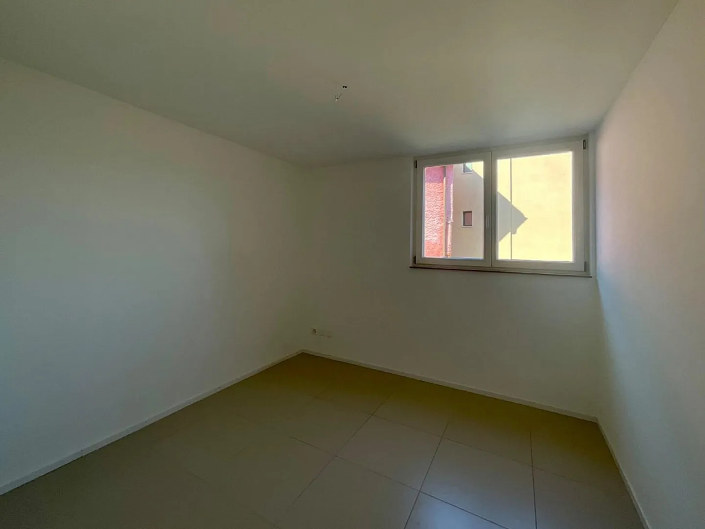 NOVAZZANO - 3.5 ROOM APARTMENT FOR RENT WITH GARDEN - Photo 8 of 9