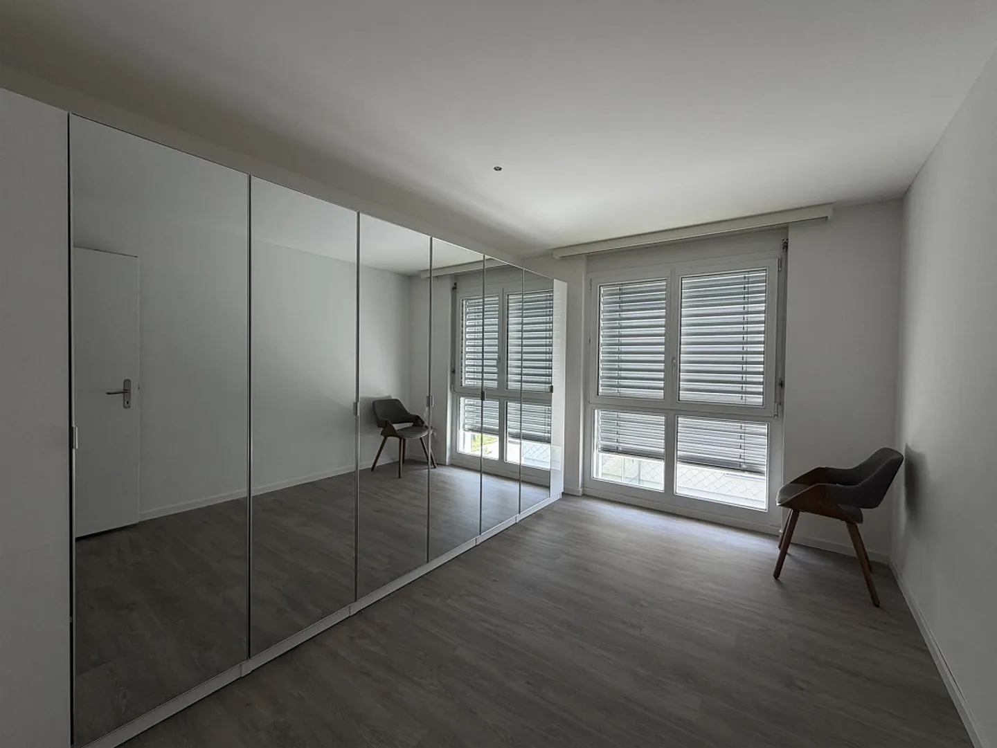Ampio appartamento ristrutturato di 4,5 stanze (110 m²) con due balconi - Foto 4 di 14