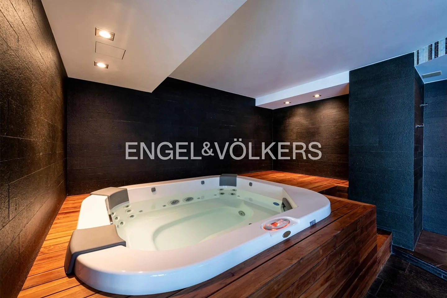 Prestigious penthouse with breathtaking lake view - Photo 13 of 15