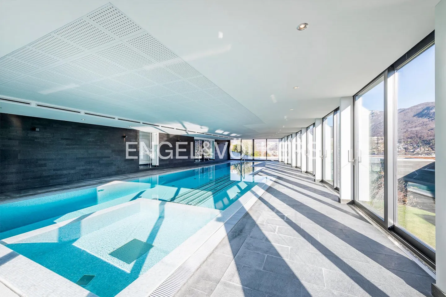 Prestigious penthouse with breathtaking lake view - Photo 12 of 15