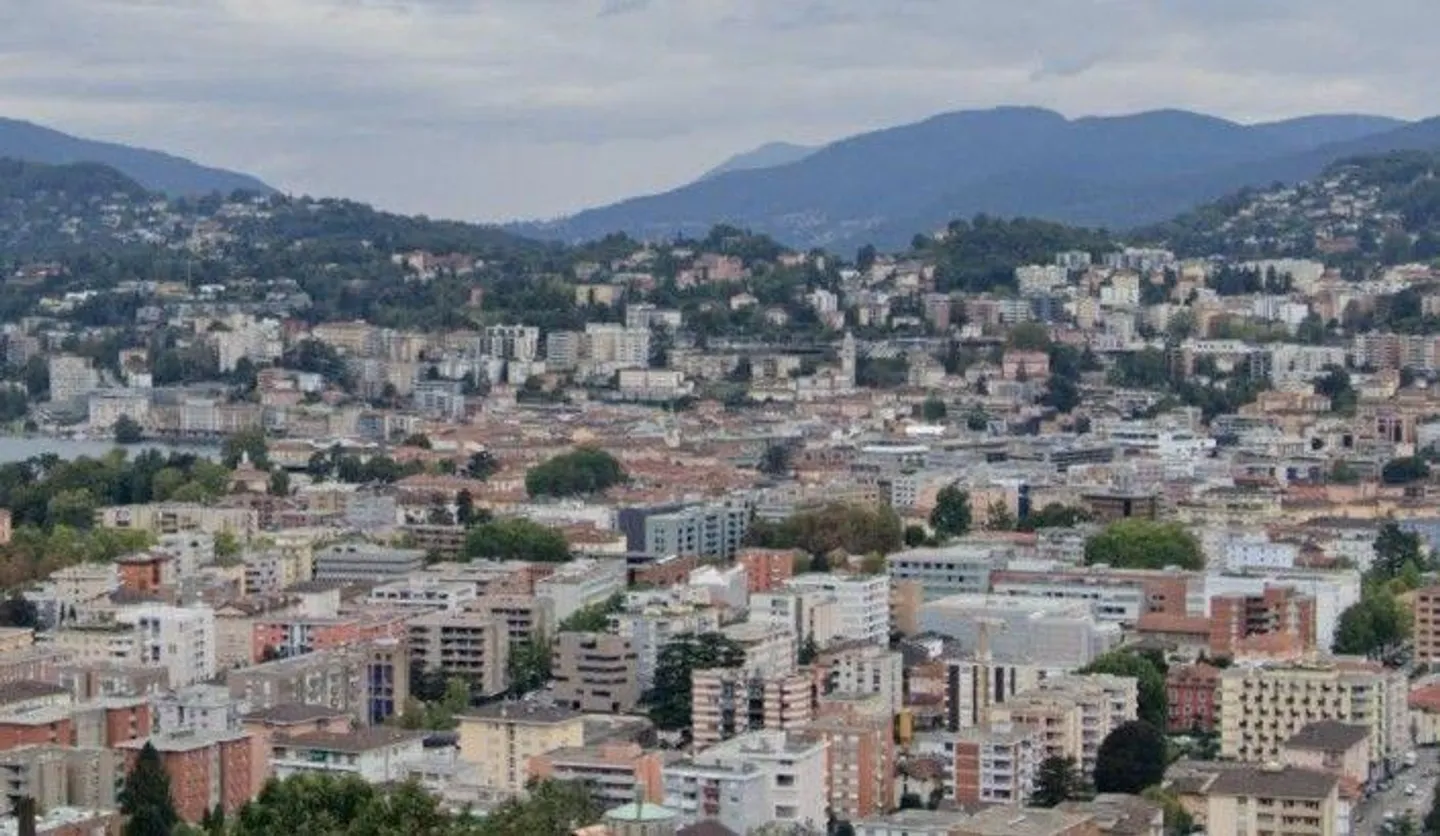 *Casa unifamiliare con piscina e due terrni* - Foto 2 di 13