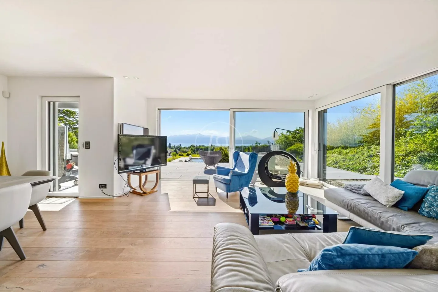 Villa contemporanea con vista lago - Foto 8 di 13