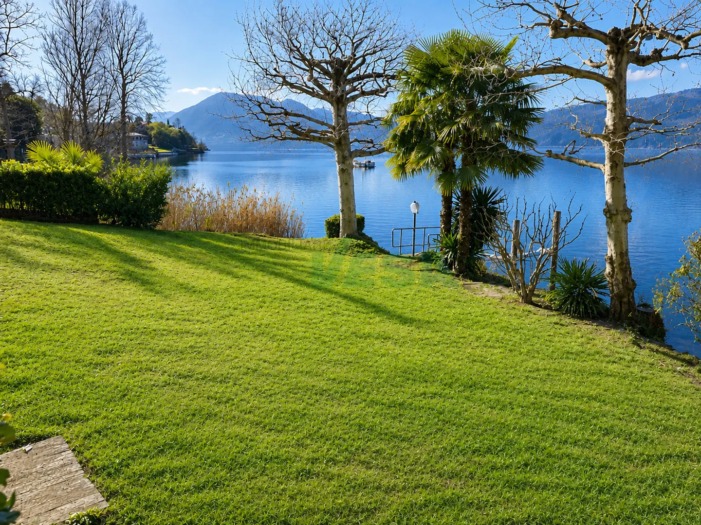 Luxury Apartment with Lake View - Photo 10 of 11