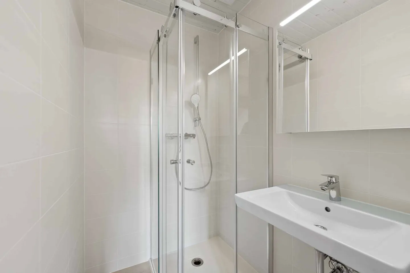 Renovated Villa in Yens - Photo 9 of 12