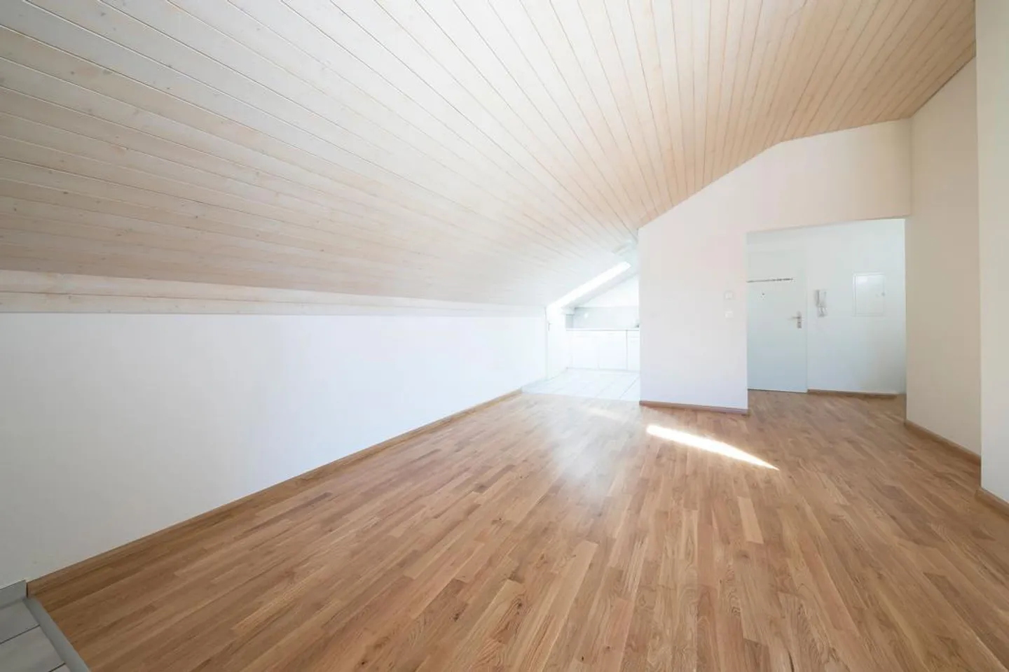 Appartamento attico attraente di 2,5 stanze a Bottmingen - Foto 3 di 8
