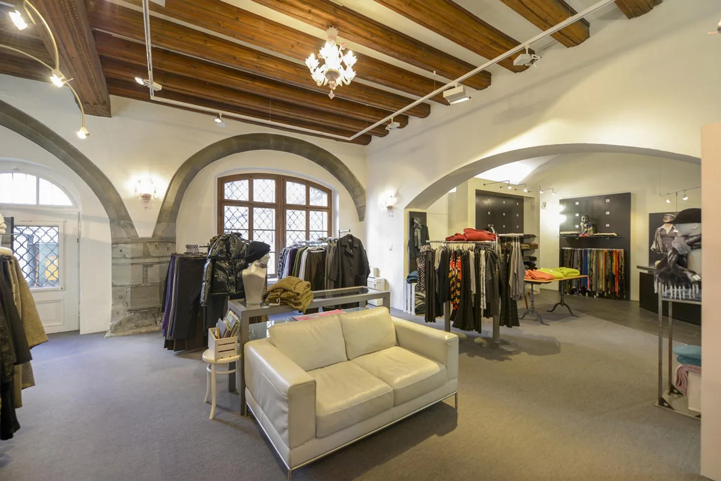 Espace de vente représentatif dans un emplacement de centre-ville proéminent - Photo 1 sur 19