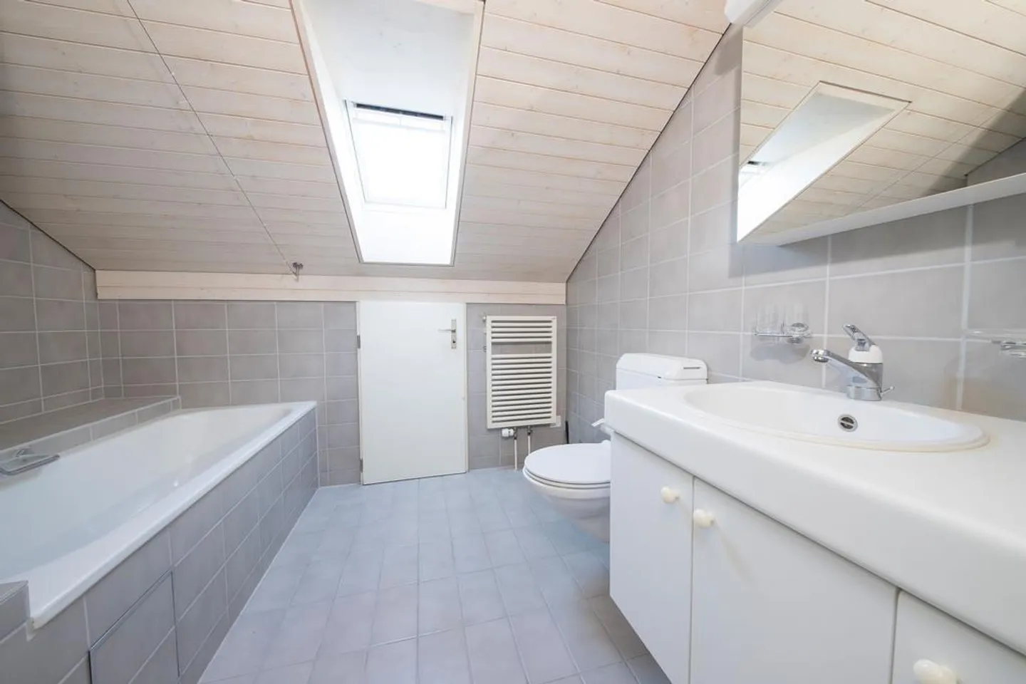Appartamento attico attraente di 2,5 stanze a Bottmingen - Foto 4 di 8