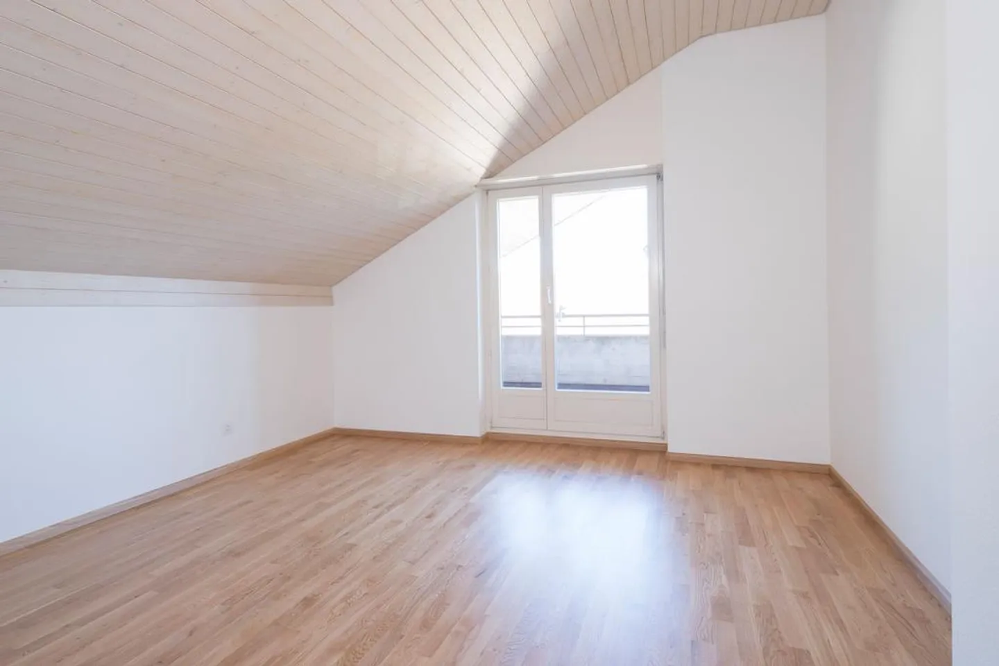 Appartamento attico attraente di 2,5 stanze a Bottmingen - Foto 2 di 8