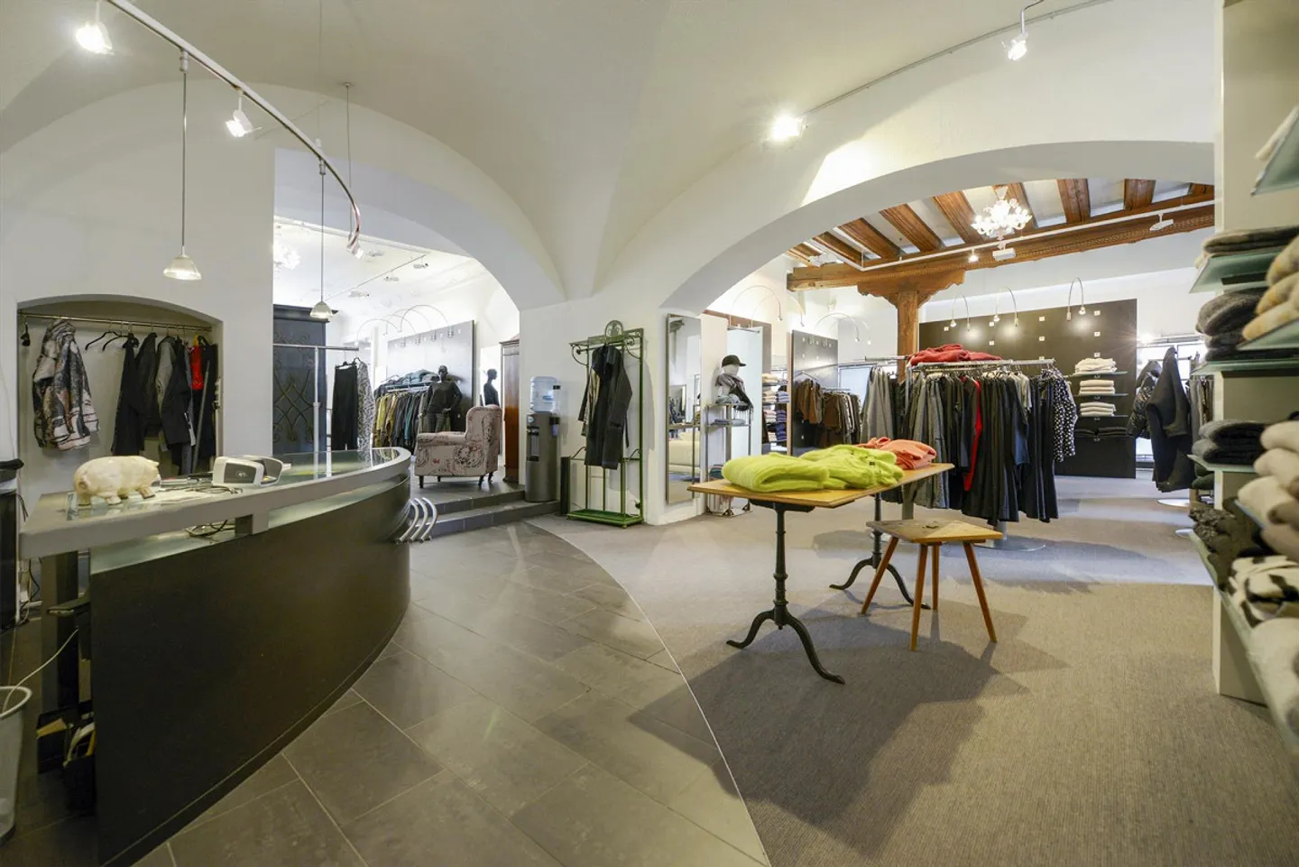 Espace de vente représentatif dans un emplacement de centre-ville proéminent - Photo 3 sur 19