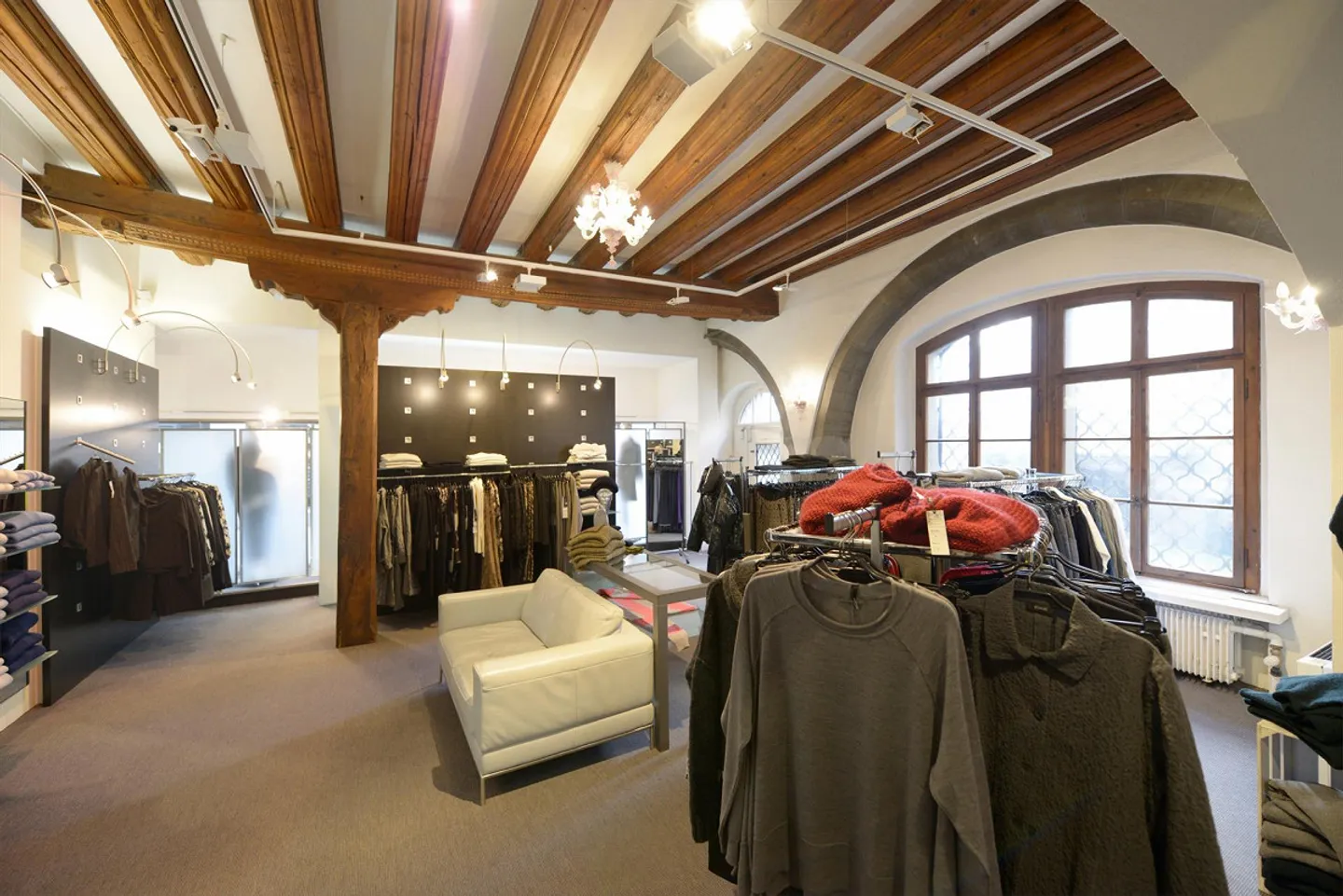 Espace de vente représentatif dans un emplacement de centre-ville proéminent - Photo 5 sur 19