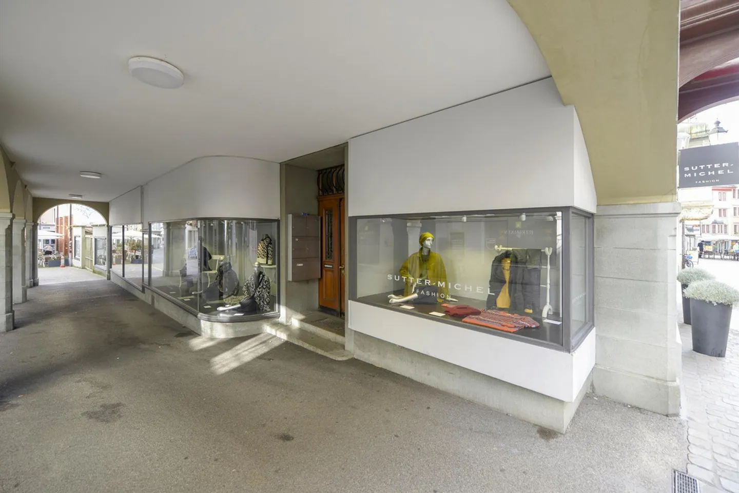 Espace de vente représentatif dans un emplacement de centre-ville proéminent - Photo 6 sur 19