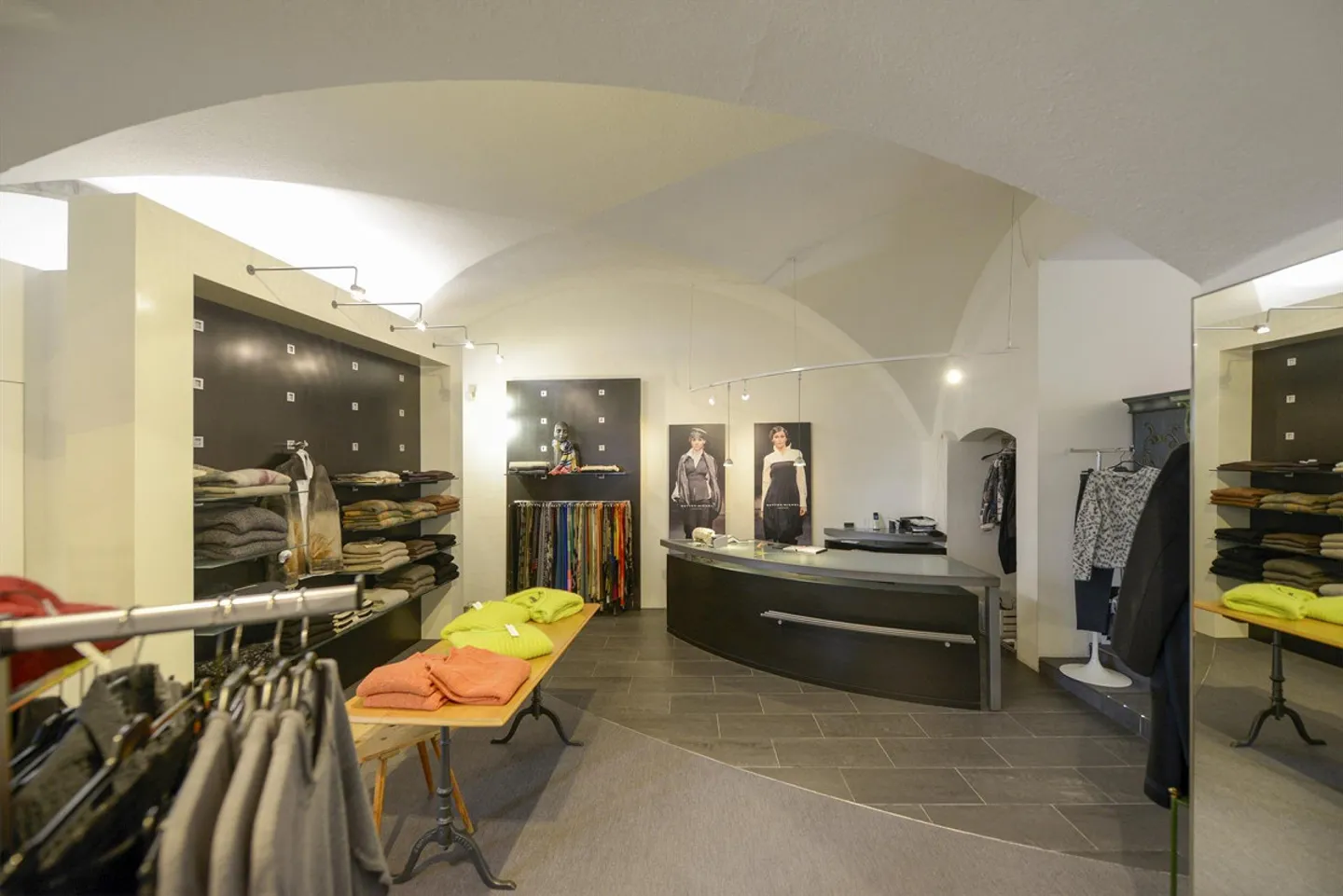 Espace de vente représentatif dans un emplacement de centre-ville proéminent - Photo 11 sur 19