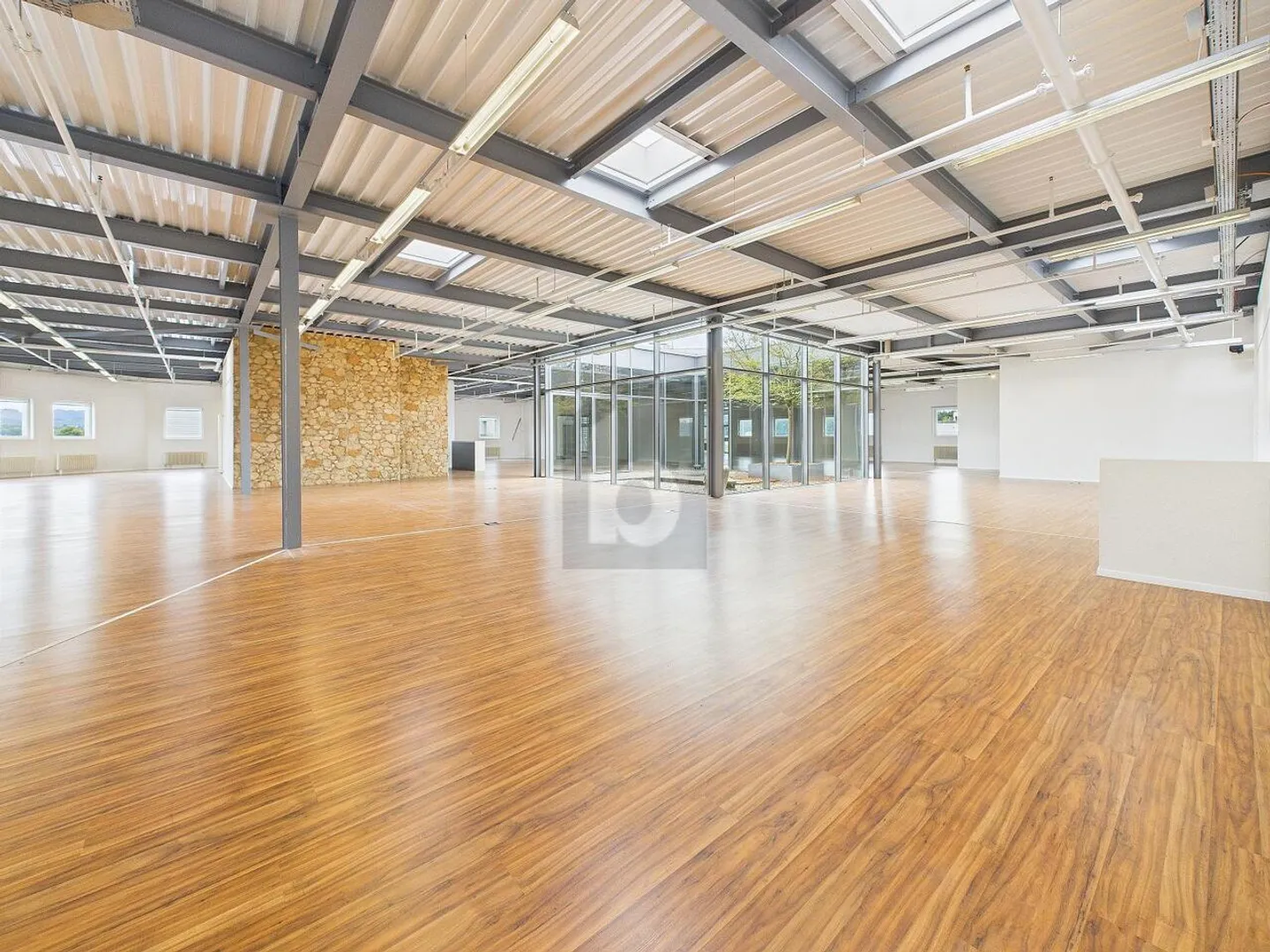 LARGE BRIGHT SHOWROOM IN A CENTRAL LOCATION - Photo 1 of 6